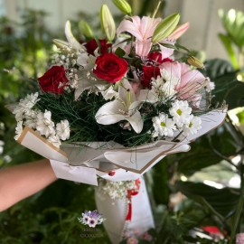 Antalya Çiçekçi Lilyum Papatya ve Kırmızı Gül Buketi